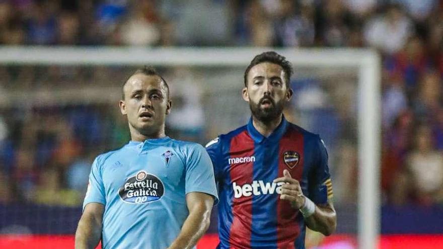 Lobotka y Morales, durante el partido de ayer. // LOF