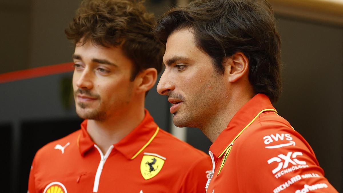 Carlos Sainz junto a Charles Leclerc, de Ferrari.