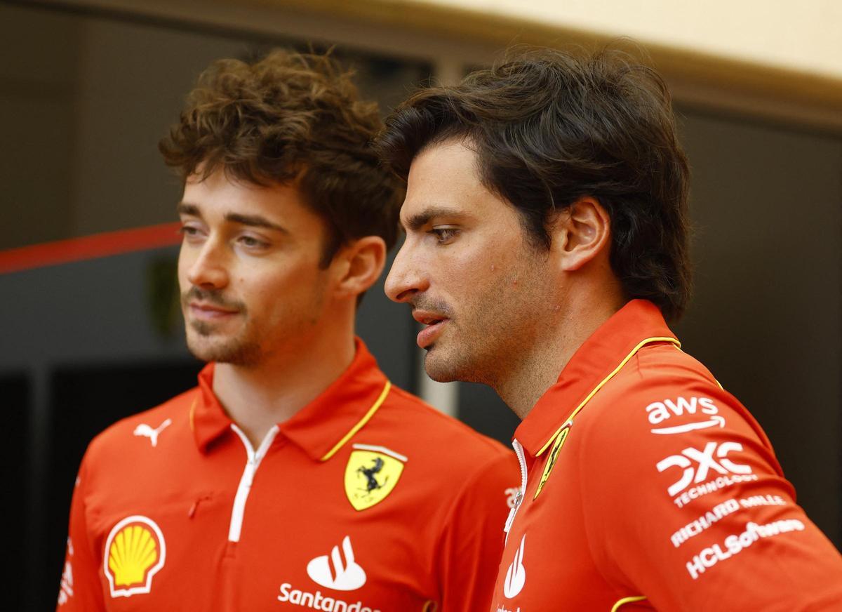 Carlos Sainz junto a Charles Leclerc, de Ferrari.