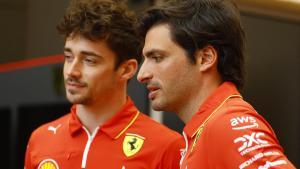 Carlos Sainz junto a Charles Leclerc, de Ferrari.