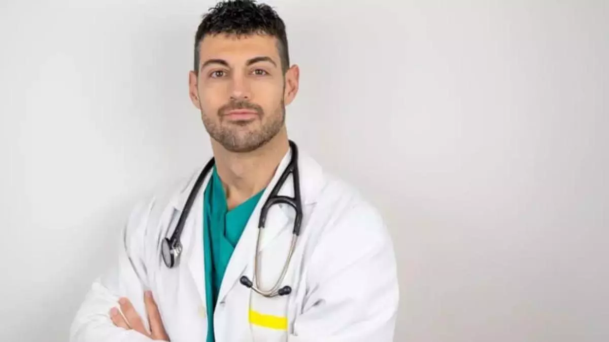 El cardiólogo José Abellán: "Para descansar mejor, no te acuestes ni adoptes la posición de tumbado durante el día"