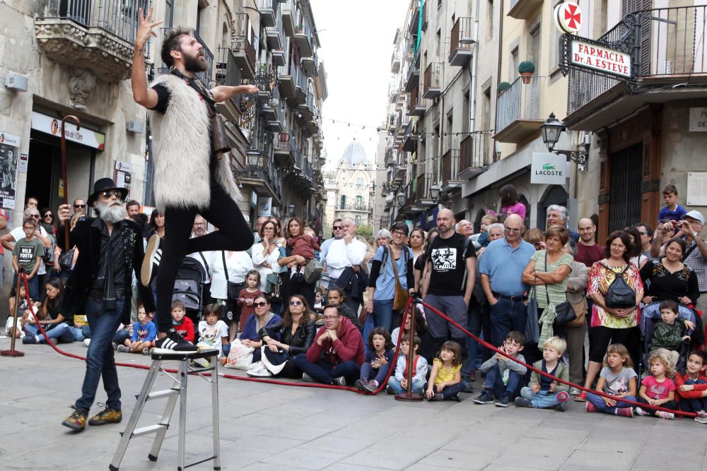 La Mediterrània esclata en un dissabte d''espectacles originals i molta gent al carrer