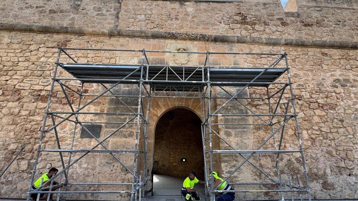 El andamio del Castillo Fortaleza colocado como protección provisional