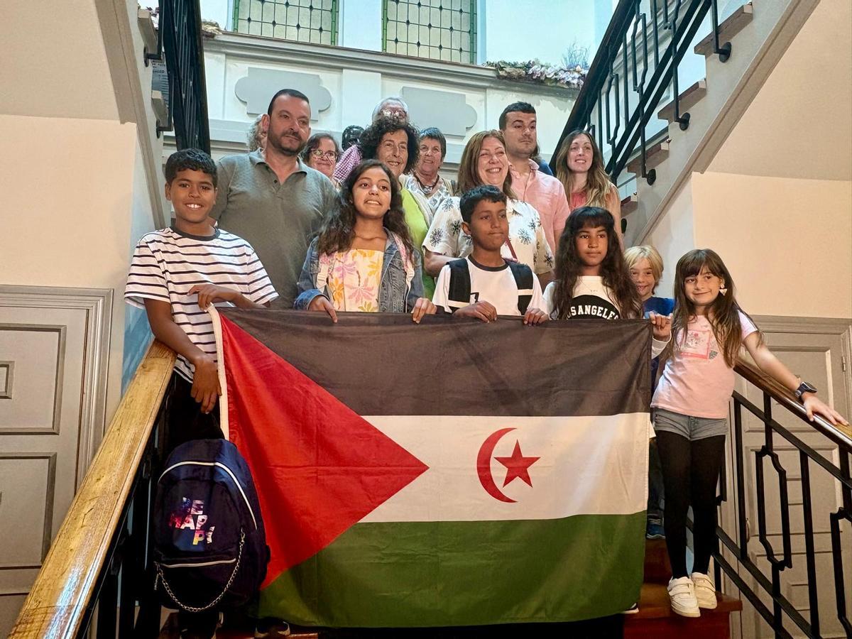 Los niños saharauis que pasaron el verano en Mieres con sus familias de acogida y las autoridades