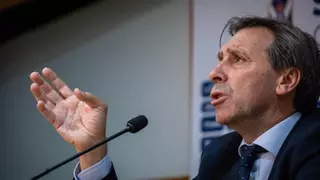 Detalle de Felipe Miñambres con los abonados del CD Tenerife