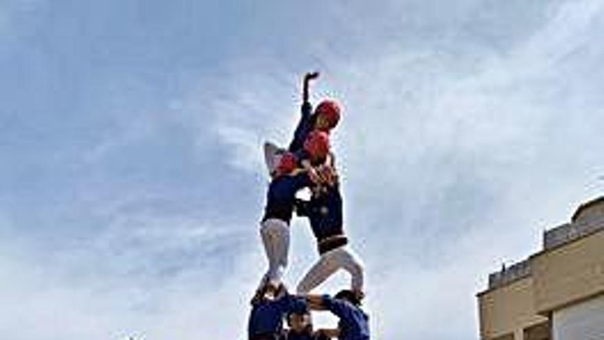 Els Castellers de Berga a la plaça del Mercat de Montmajor