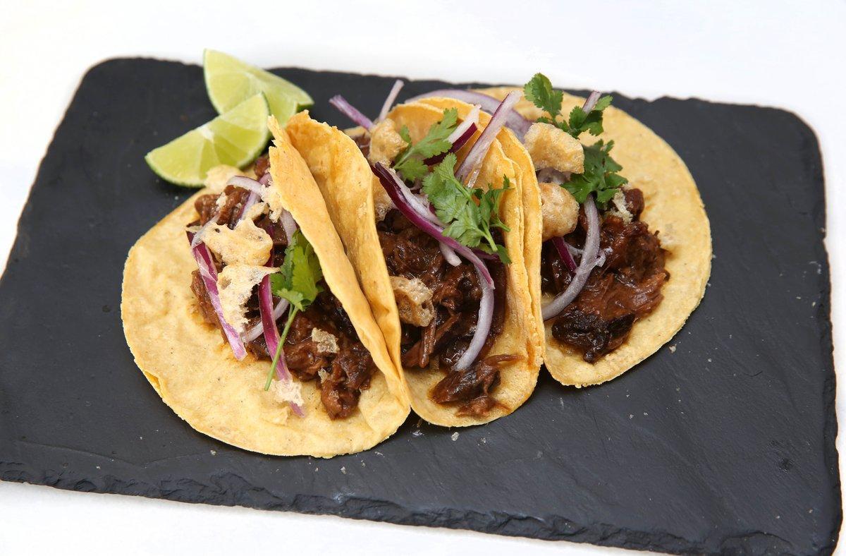 Los tacos de rabo en chile pasilla de Carlos Ortiz, chef de Chichalimoná.