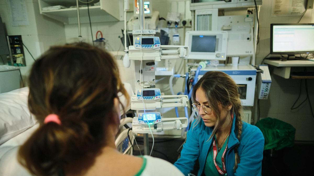 Una joven enfermera tras haber terminado sus estudios.