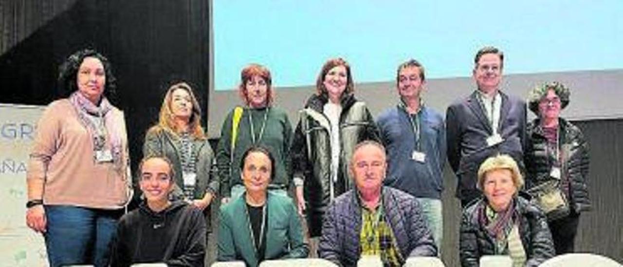 La nueva directiva de Campings de Asturias: por la izquierda, de pie, Yolanda Tella, Inma Falla, Rocío Ortega, Laura Arias, Antonio Amieva, José Luis del Río y Mercedes Ariza; agachados, Irene López, Yolanda Alzu, Rubén Villar y Teresa García. En la imagen de la derecha, Laura Arias, presidenta del colectivo.