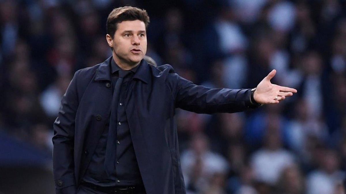 Pochettino da órdenes a sus jugadores desde la banda