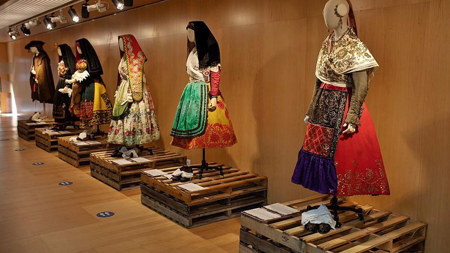 Parte de la indumentaria tradicional expuesta en el Teatro Ramos Carrión hasta el día 17. | Emilio Fraile