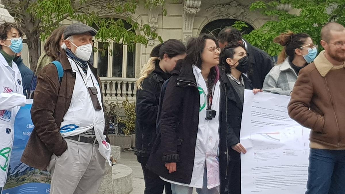 El científico de la FAO, José Esquinas (con mascarilla blanca y gorra gris) en la manifestación de esta mañana, momentos antes de ser detenido por la policía.