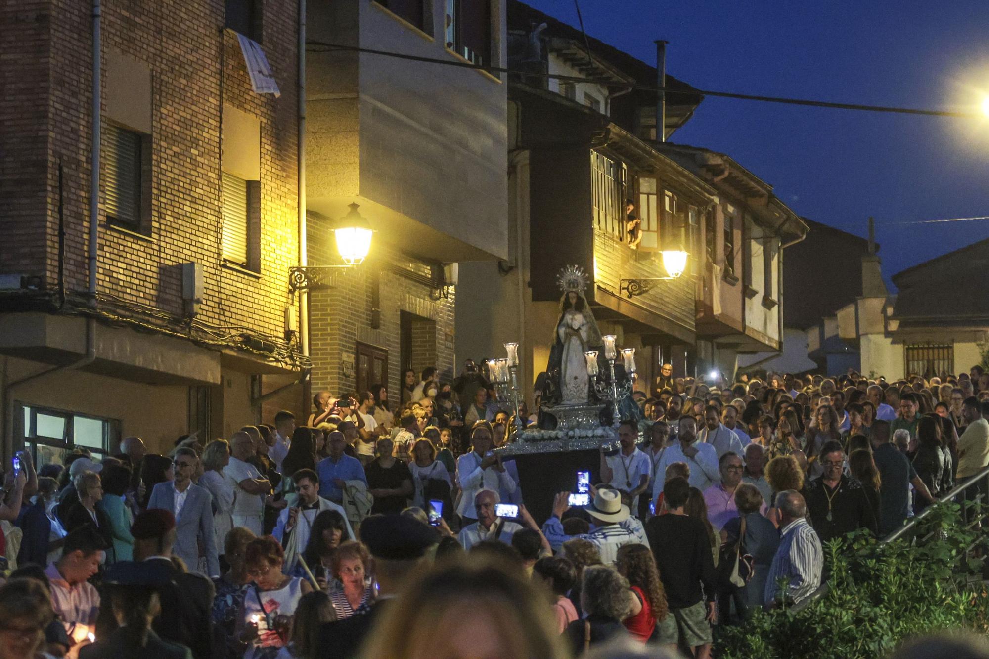 Así fue la procesión de la virgen del Otero que iluminó la noche de Pola de Laviana