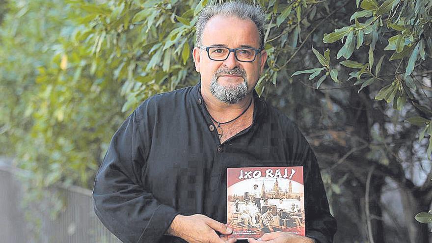 El bajista y miembro fundador del grupo, Alfonso Urben, con el libro que acaba de publicar, este miércoles.