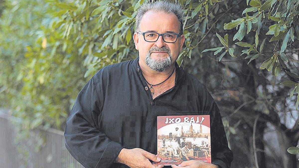 El bajista y miembro fundador del grupo, Alfonso Urben, con el libro que acaba de publicar, este miércoles.