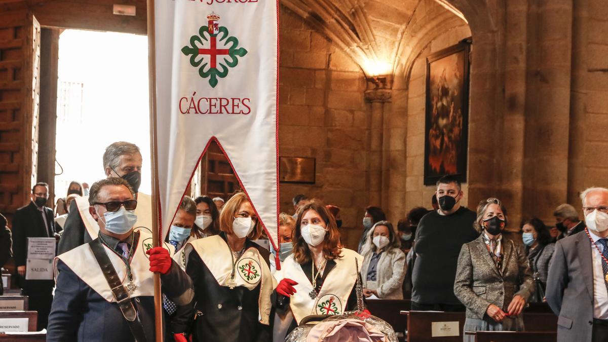 La asociación fraternal San Jorge, a su entrada en la concatedral.