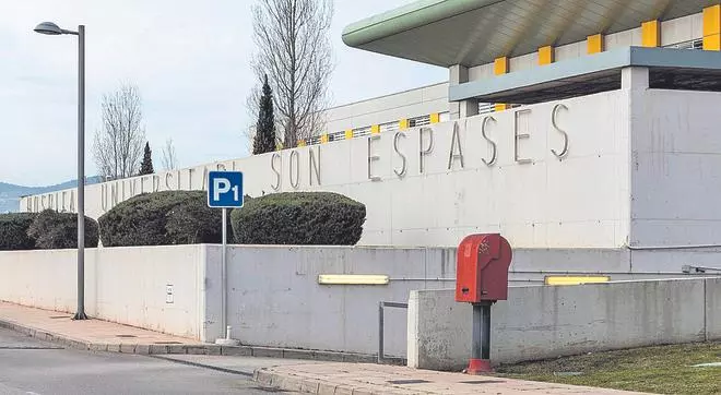 Paciente oncológico derivado a Son Espases: "Me han retrasado el alta y no hay vuelos para volver a Ibiza"