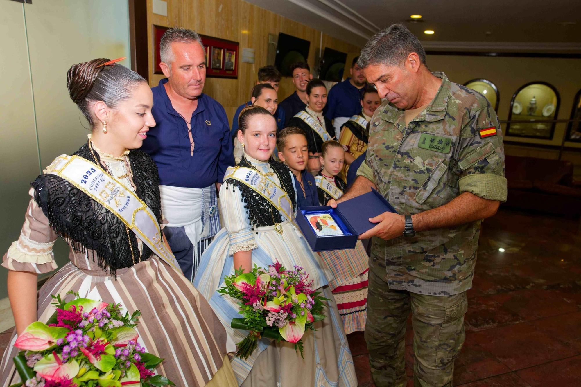 Visita de las reinas de las fiestas del Grau a la residencia militar La Plana