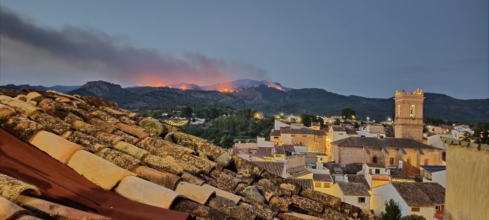 Un incendio forestal pone en alerta a Calles, en La Serranía