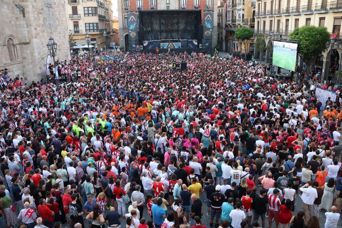 Las calles y bares de Zamora repletos para ver la final por el ascenso a Segunda