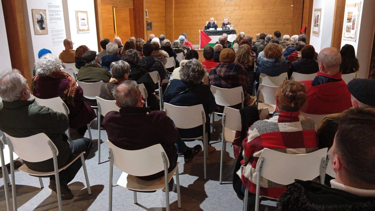 Salón lleno para escuchar la conferencia de Mohamed Safa.