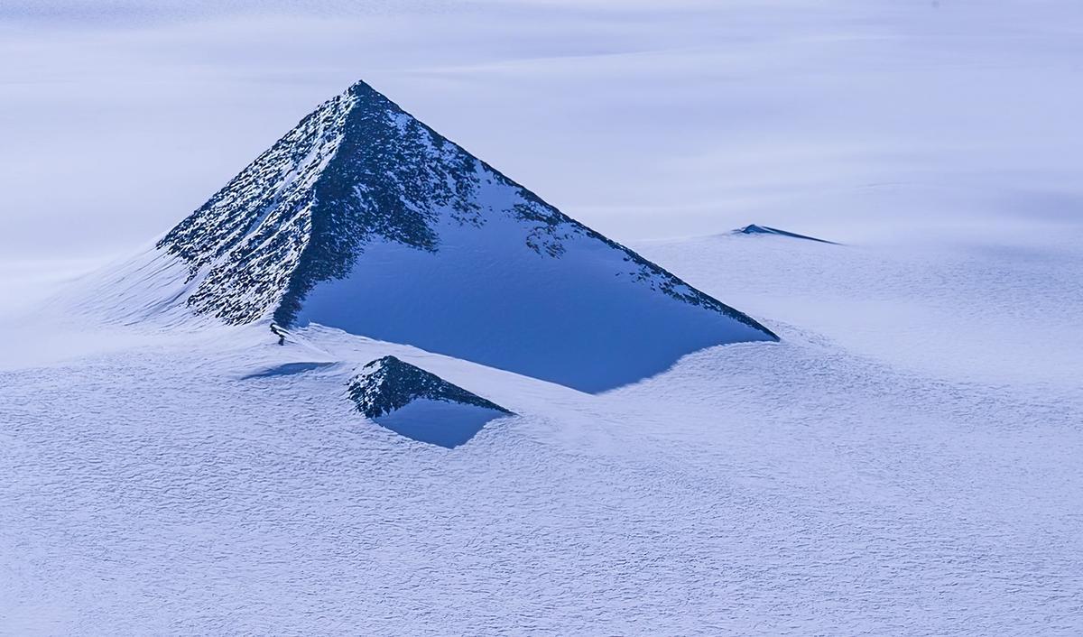 Esta es la montaña en forma de pirámide descubierta en la Antártida