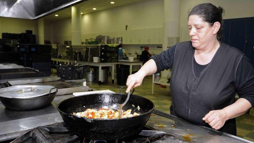 En las cocinas de Sala Gradín se prepara cada día el almuerzo para 6.000 escolares. // Bernabé/Javier Lalín