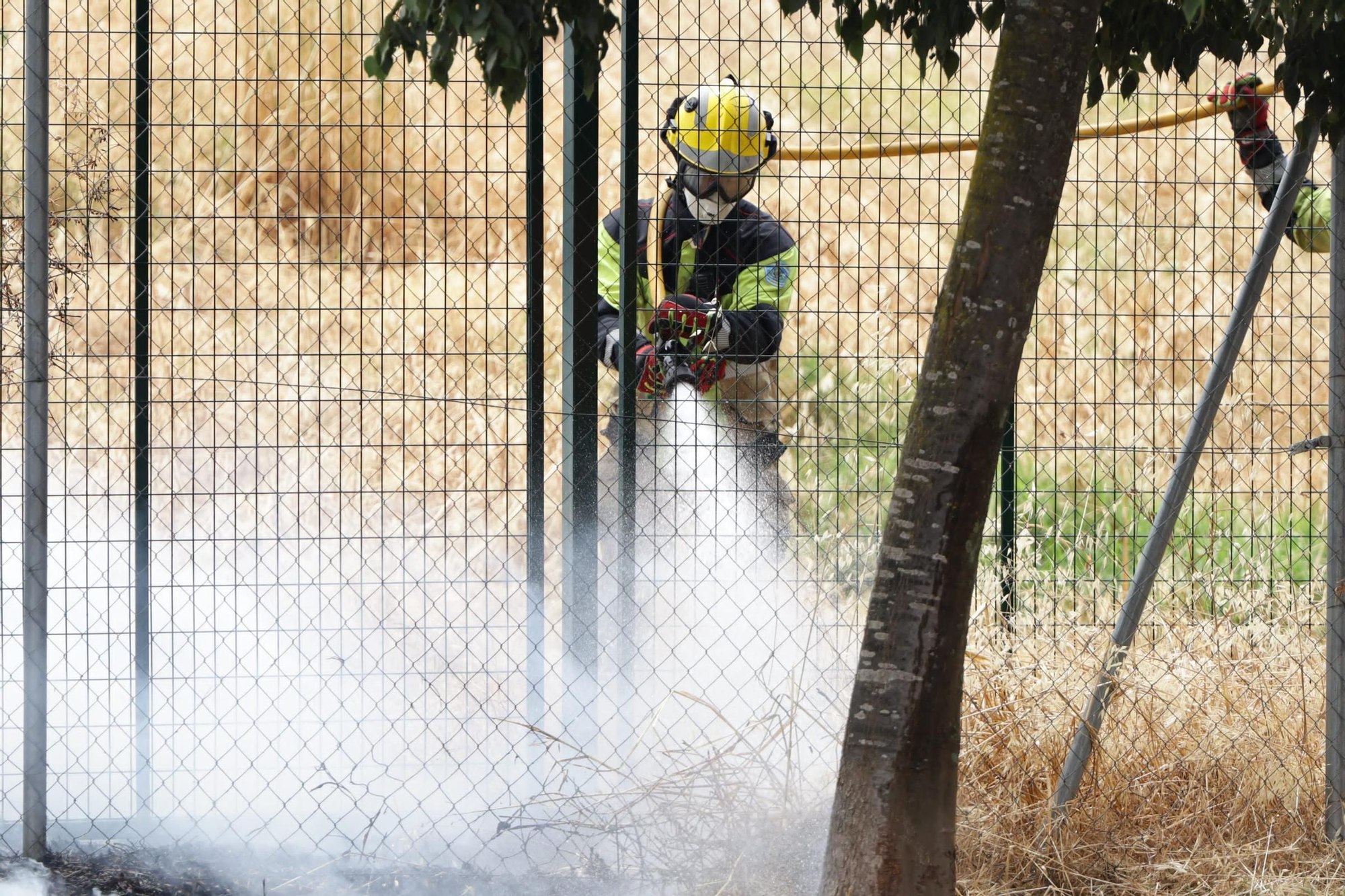 Incendio de pastos en unas pistas de fútbol de La Mejostilla