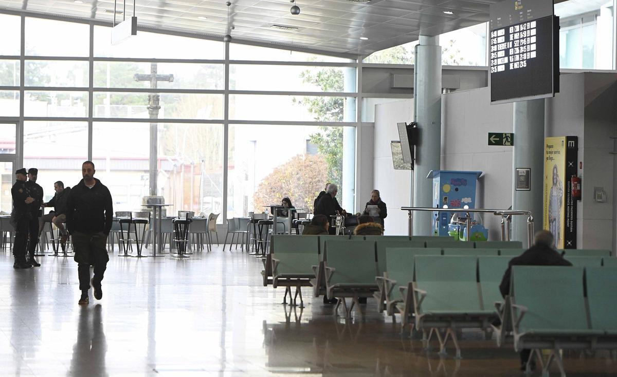 La terminal de pasajeros de Peinador este jueves con varios vuelos retrasados por la borrasca Leonardo