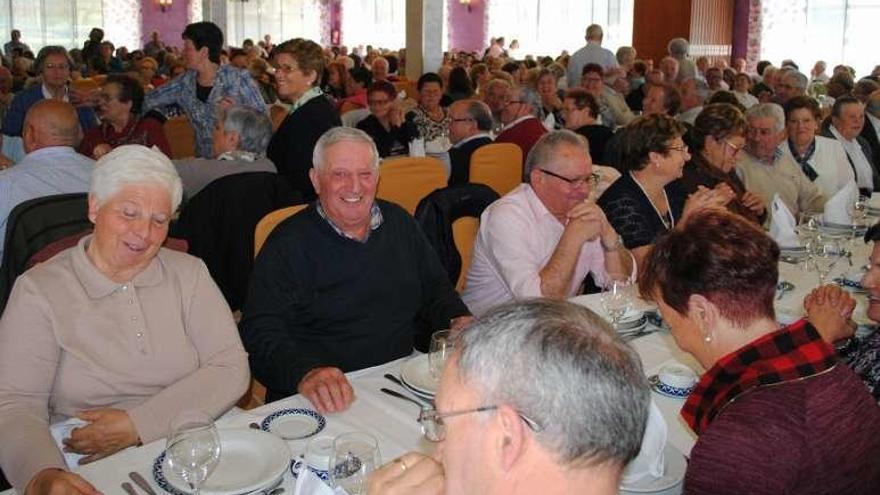 Asistentes al Encontro de Maiores, ayer, en O Pantano.