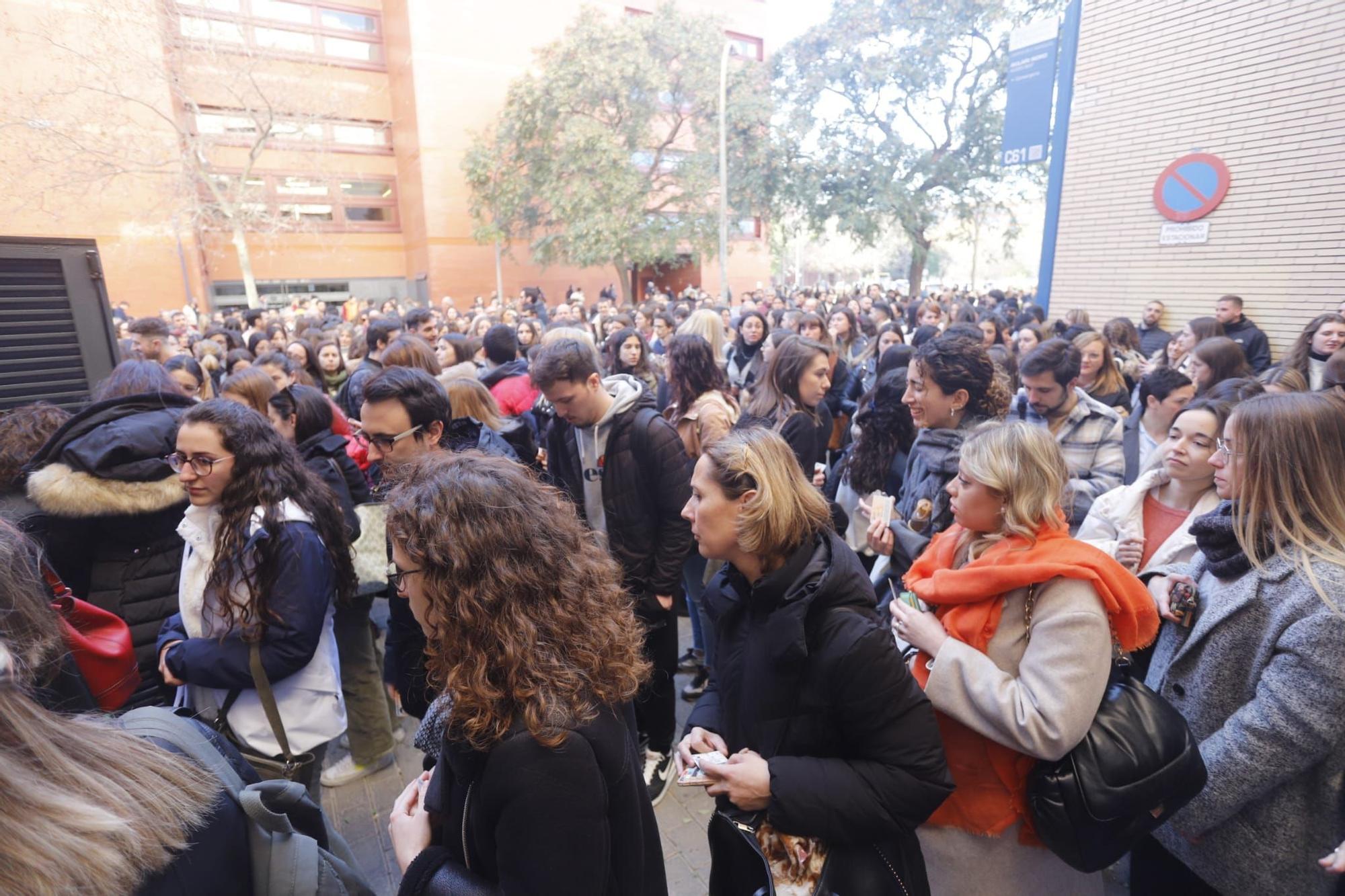Miles de personas se presentan a las oposiciones de Sanidad en València