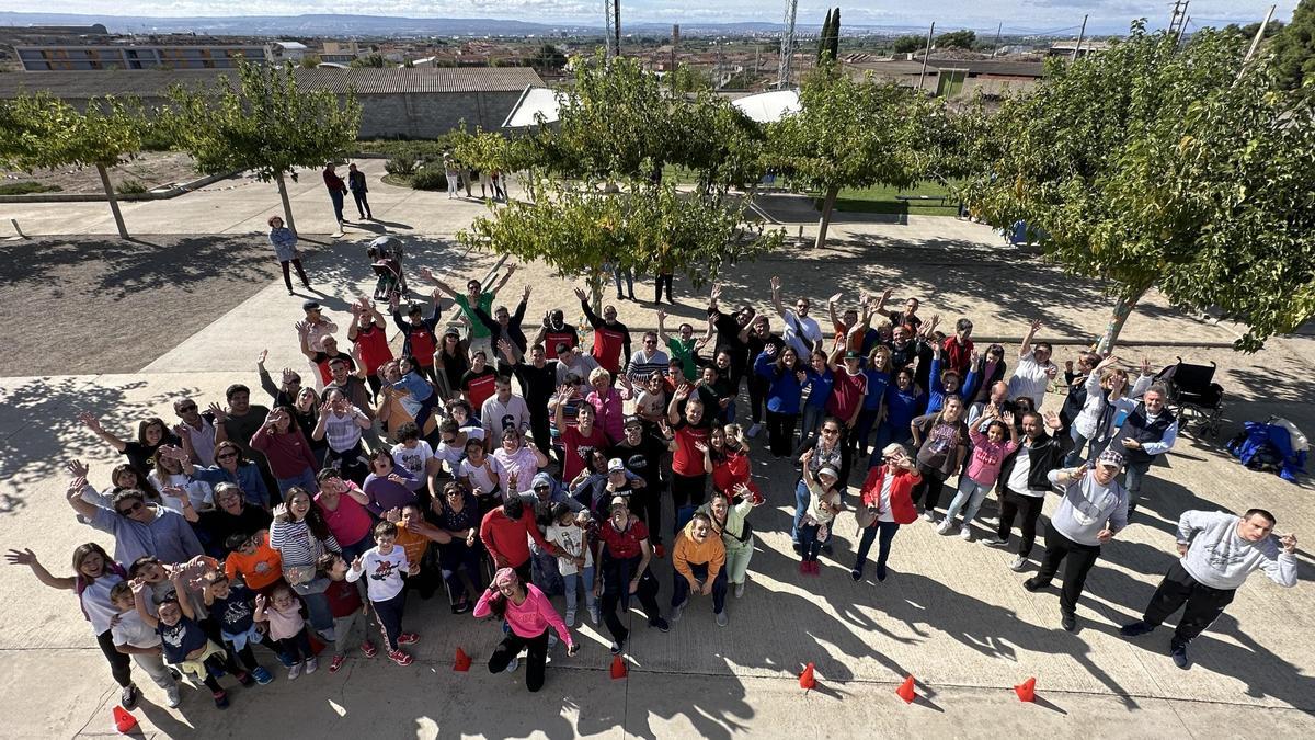 Voluntariado y participantes en la Olimpiada Solidaria de Los Pueyos.