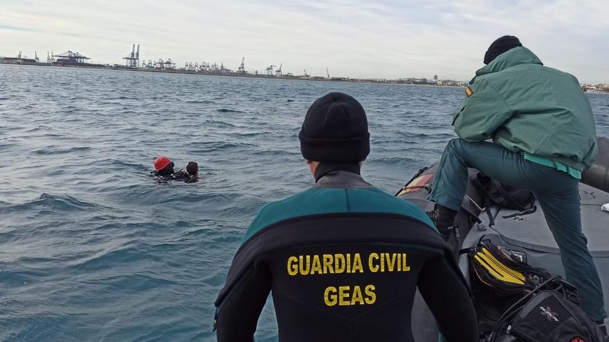 Hallan muerto al joven engullido por el mar en la playa de la Malva-rosa