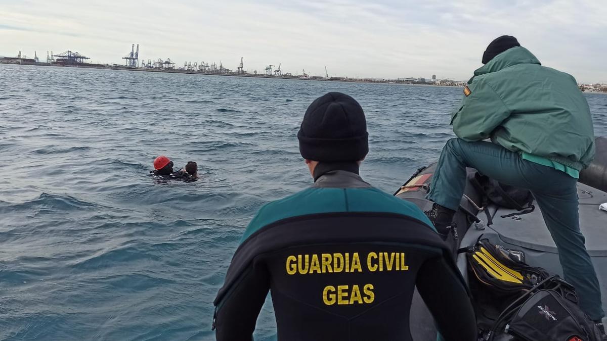 Buscan a un joven engullido por el mar en la playa de la Malva-rosa