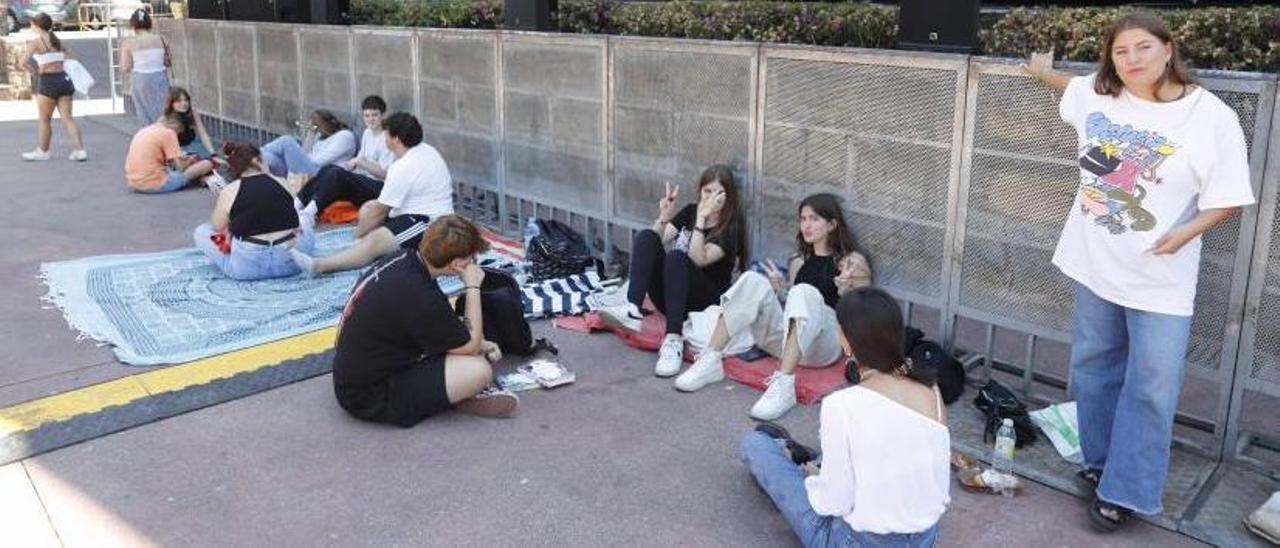 Algunos jóvenes acudieron con más de de ocho horas de antelación para coger sitio en la primera fila del concierto de Hens.