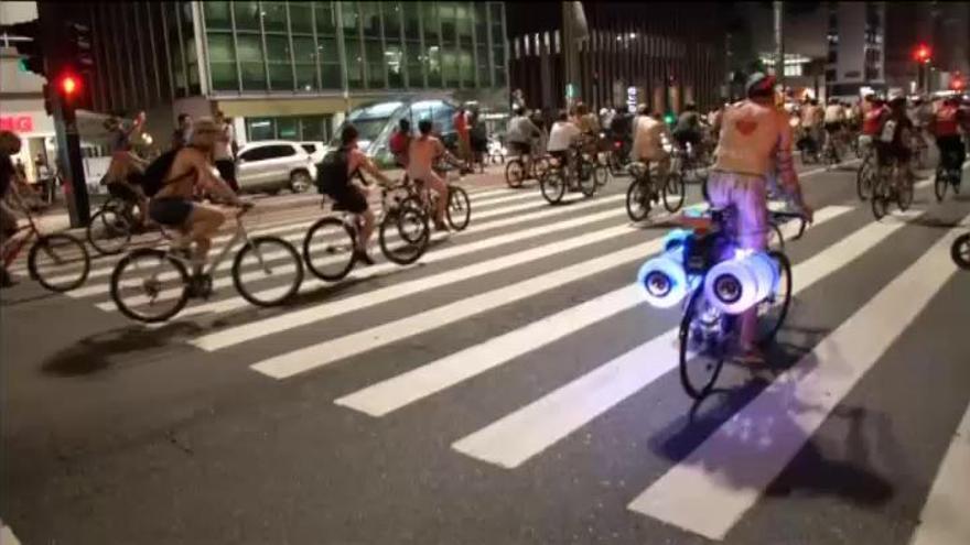 Ciclistas desnudos en Sao Paulo para denunciar su fragilidad en la carretera