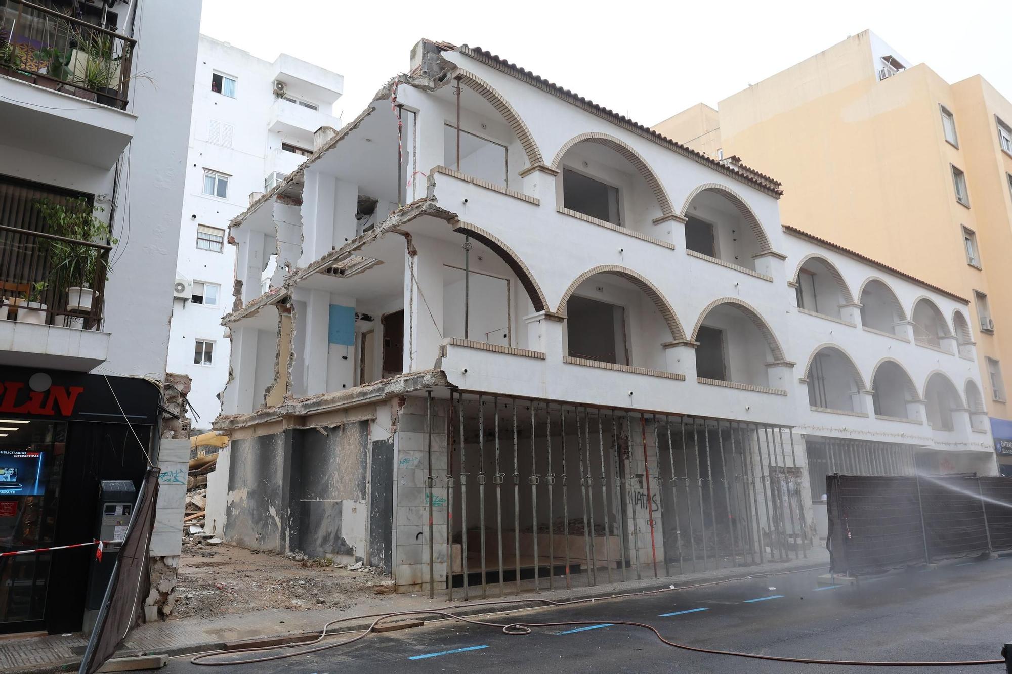 Derribo de un edificio en la calle Aragón de Vila