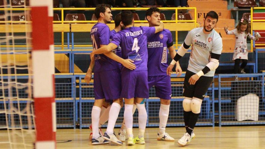 El equipo celebra un gol.