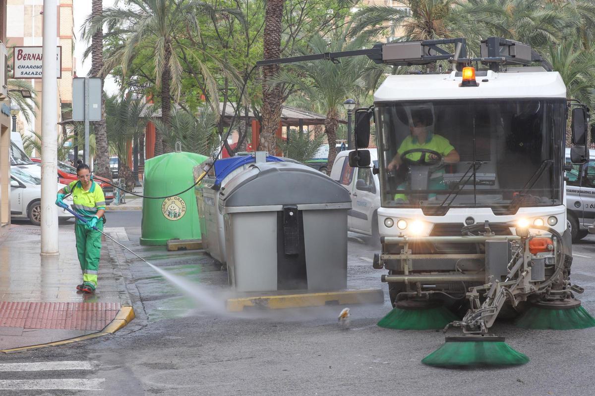 Trabajos este jueves en el entorno de la Plaza de Madrid, en Elche