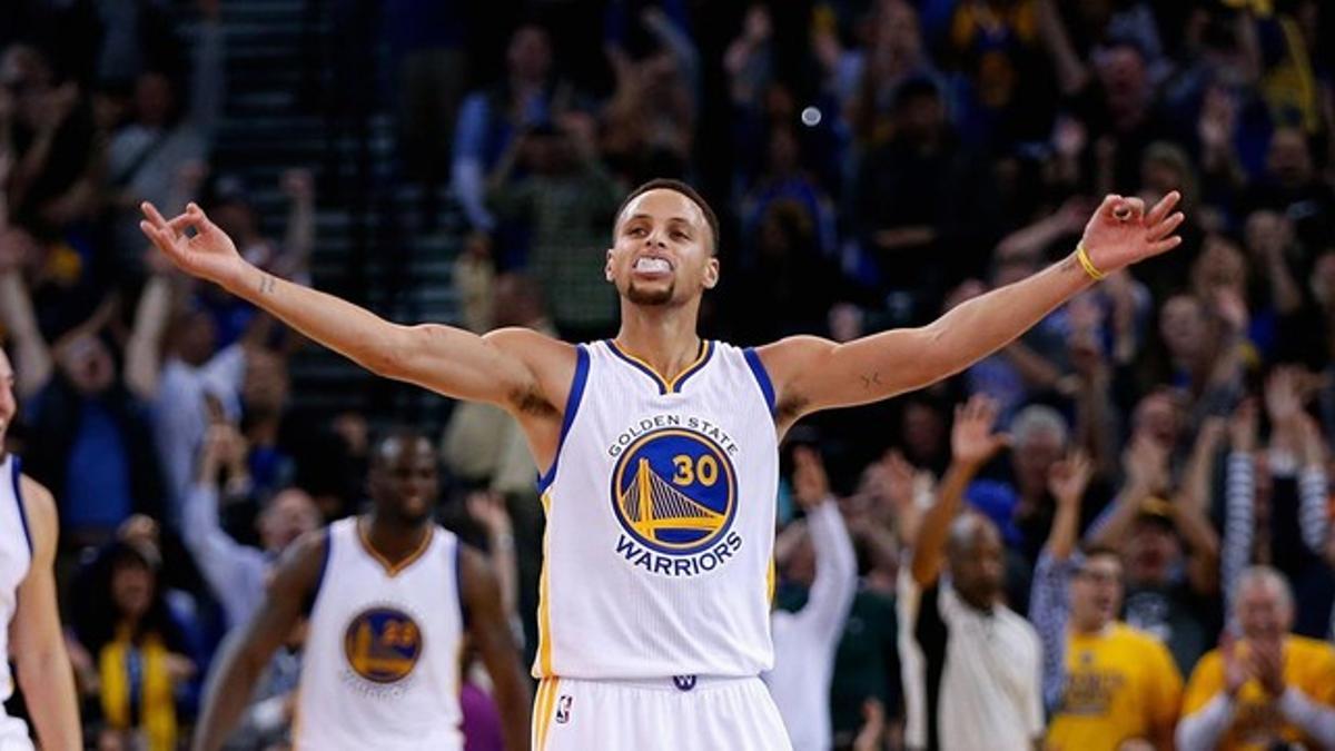 Stephen Curry celebra un triple en la cancha de los Golden State Warriors.