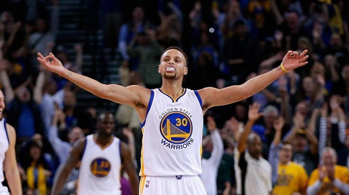 Stephen Curry celebra un triple a la pista dels Golden State Warriors.