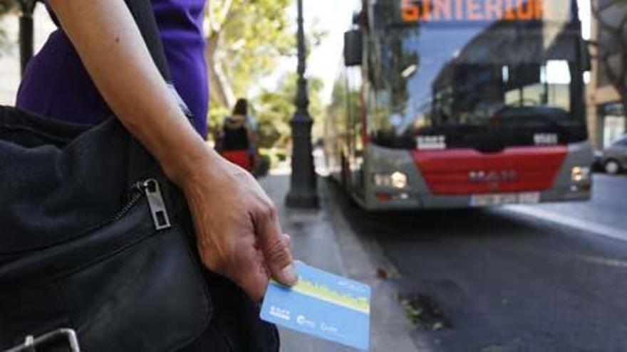 Un usuario de la EMT espera al autobús en una parada.