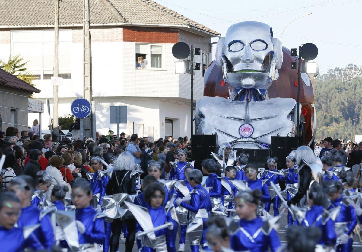 Sobre estas liñas, carroza de A Feira en 2025. Á esquerda, presentación do entroido 2026.   | // ANXO GUTIÉRREZ / D.P.