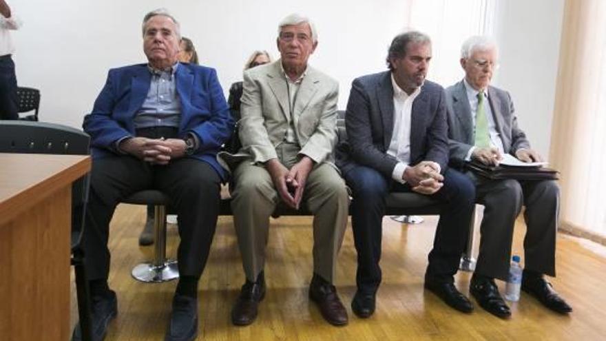De izda. a dcha., Luis Díaz Alperi, Antonio Solana, Javier Palacio y Antonio Moreno en el banquillo.