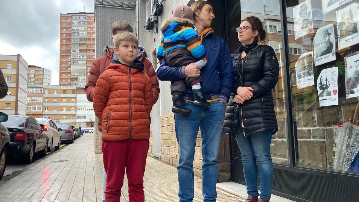 La primera familia ucraniana de acogida llega a Asturias entre aplausos