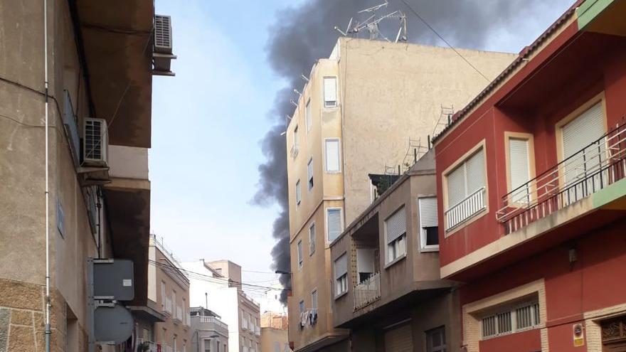 Aparatoso incendio de una vivienda en Crevillent