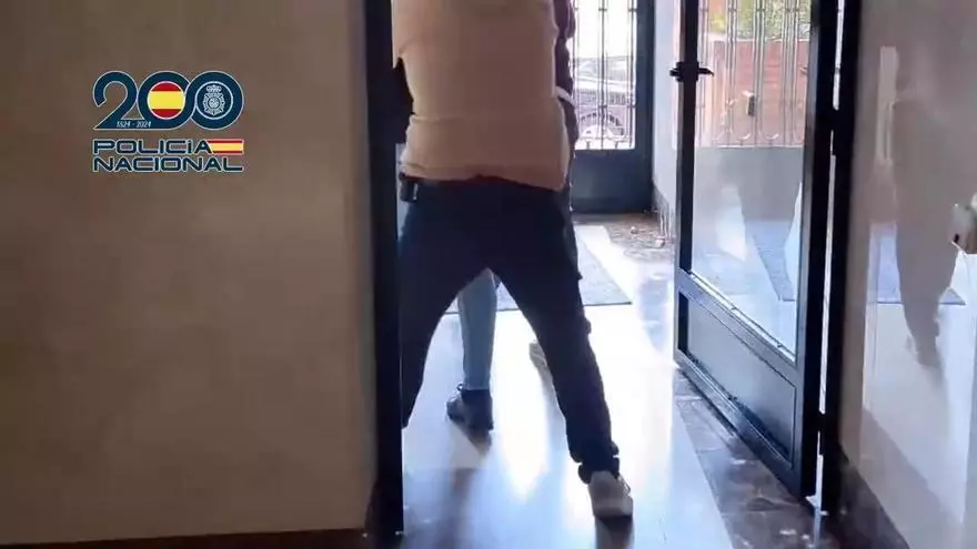 Detenido por retransmitir en directo vídeos abusando de su hija menor a cambio de dinero