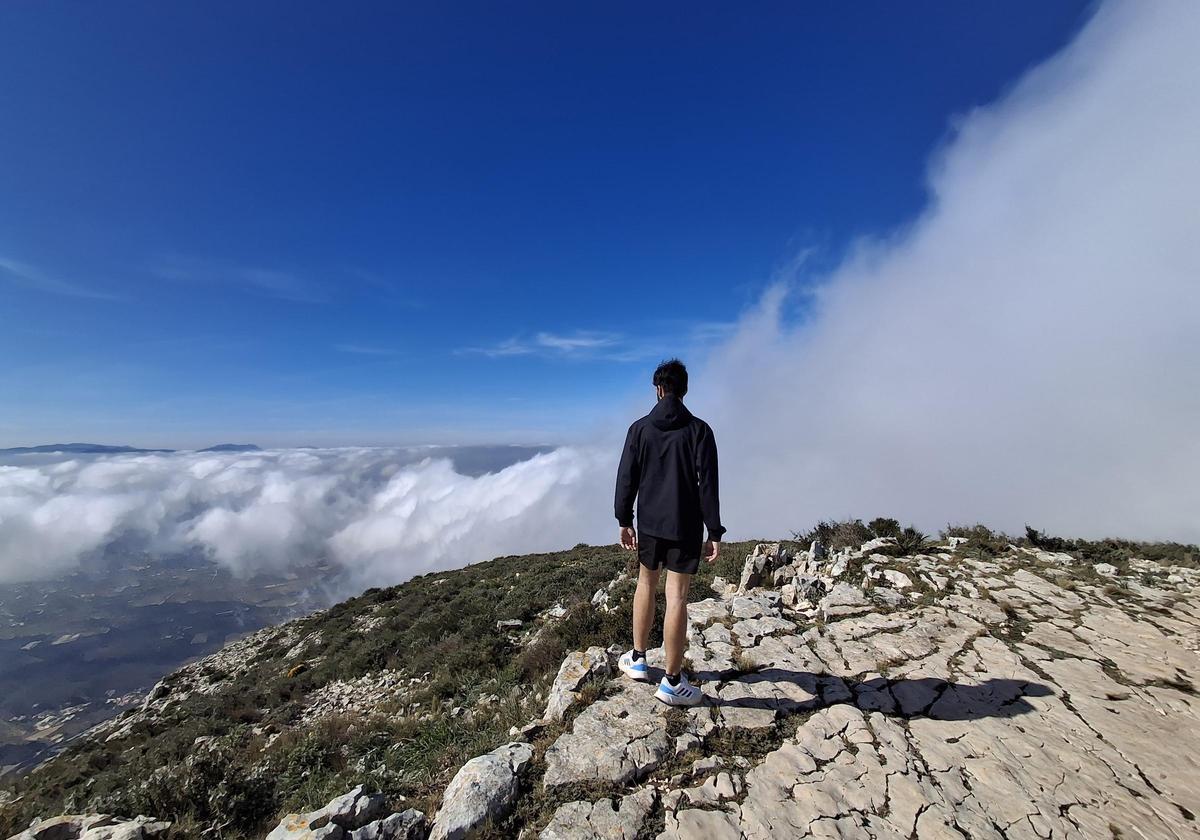 Un mar de nubes en el Montgó (imágenes)