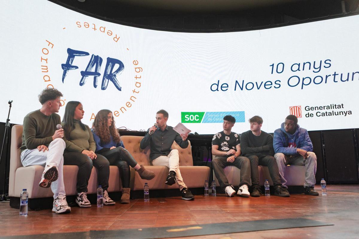 Els sis joves que han passat o que encara formen part del projecte durant l'acte a la sala Wow