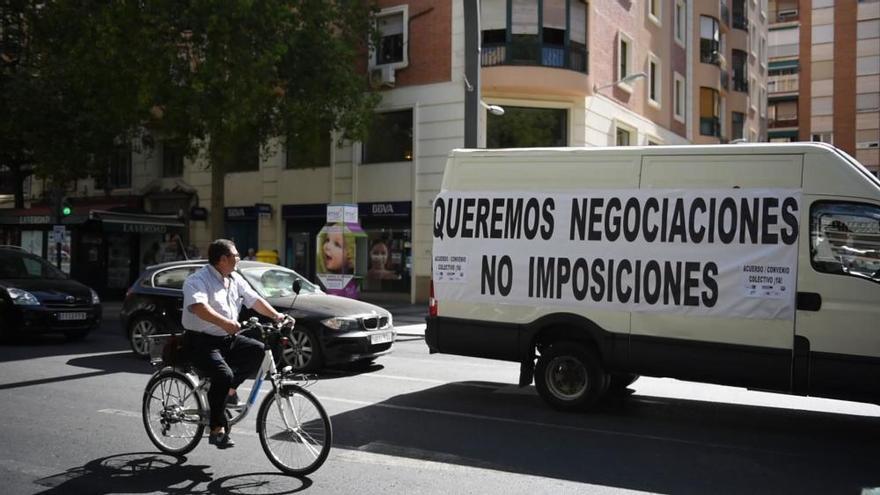 Los funcionarios bloquean el centro de Murcia por el convenio colectivo